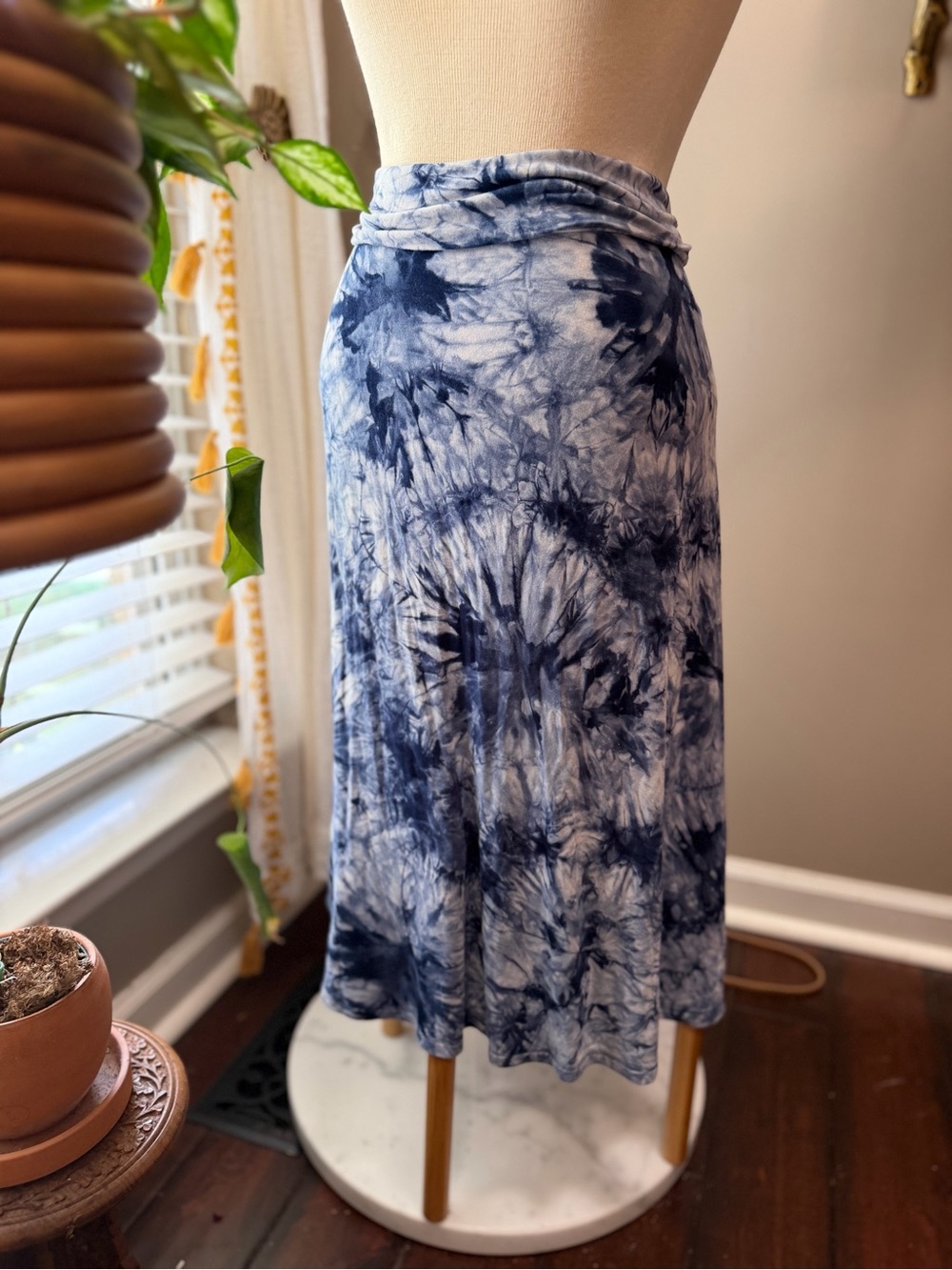 Lock & Love - Tie-Dye Blue and White Knit Midi Skirt